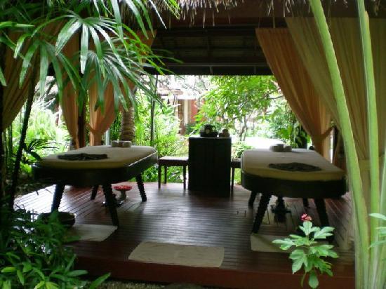 outdoor-massage-hut